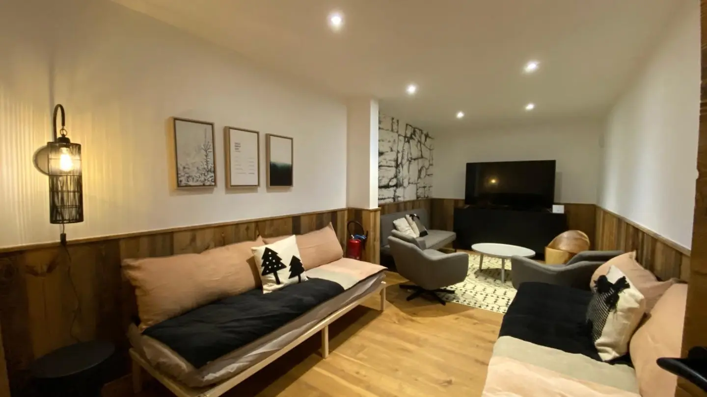 Le salon Tv du niveau -1 se transforme en chambre d'appoint , composition en banquettes, en 2 lits simples ou 1 lit double, selon vos besoins.