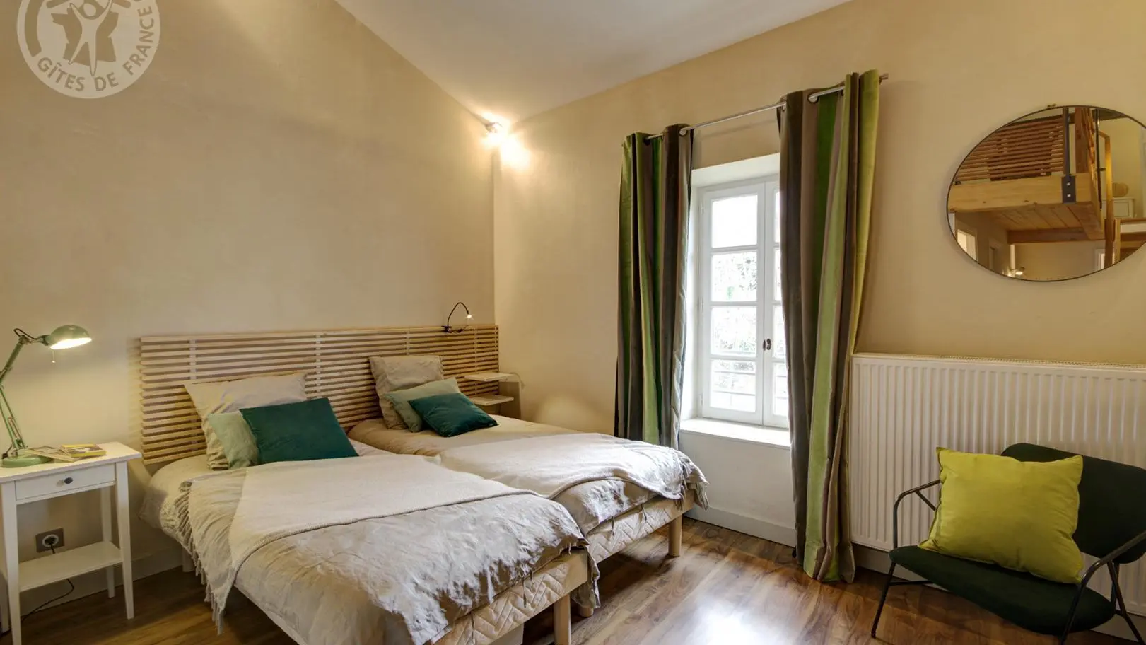 Chambre Chartreuse verte avec 2 lits 90 + une mezzanine ouverte pour accéder à 2 lits de 80 cm.
