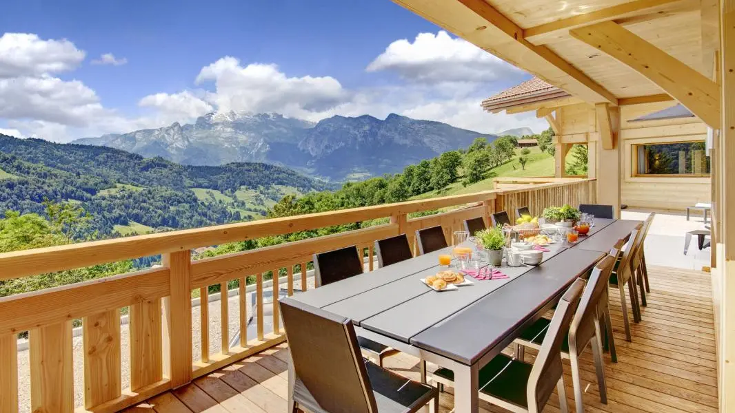 Vaste terrasse exposée sud face à la montagne