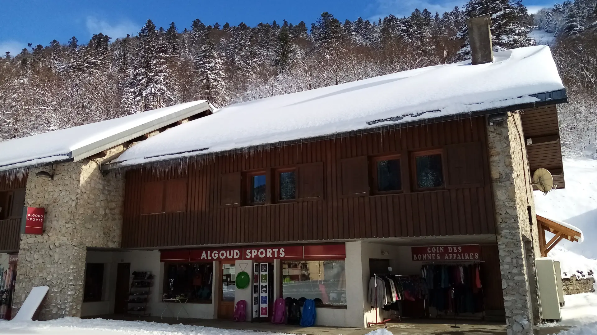 La boutique Algoud Sport au cœur de la station du Col de Rousset