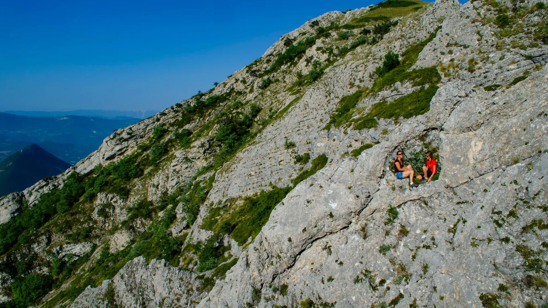Belle arche naturelle en chemin
