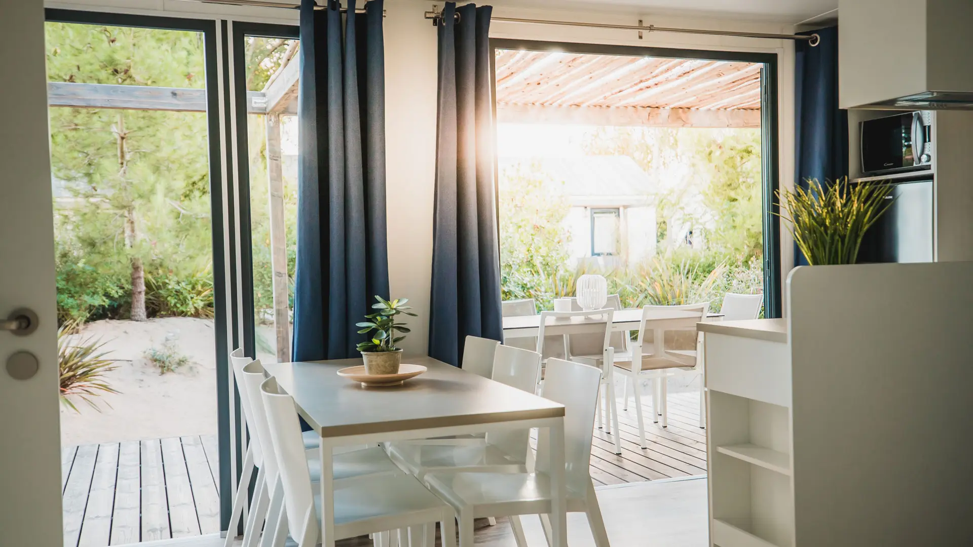 Salle à manger Cabane de Ré donnant sur la terrasse