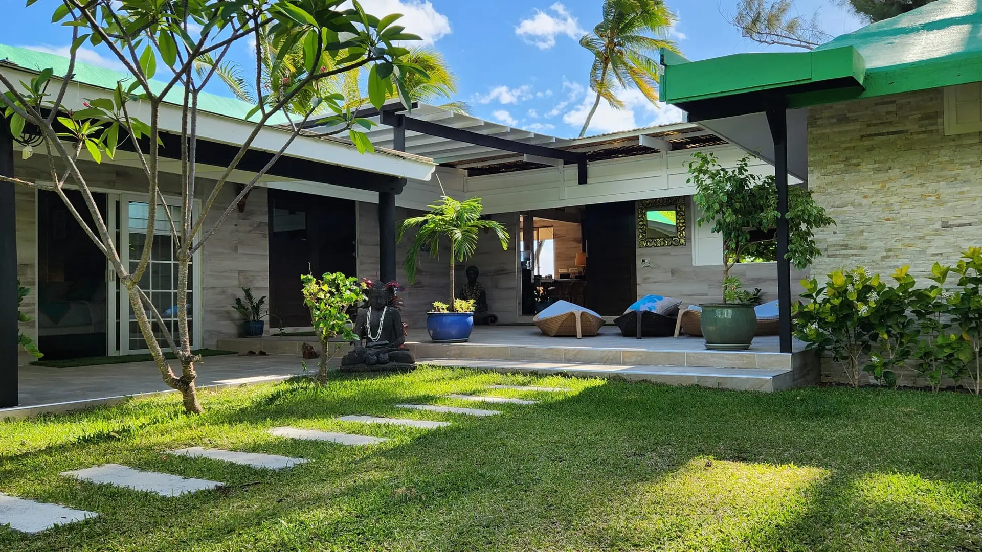 Villa Coco Lagoon - Tahiti Homes