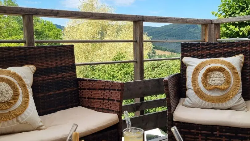 Terrasse attenante à la pièce à vivre du gîte.