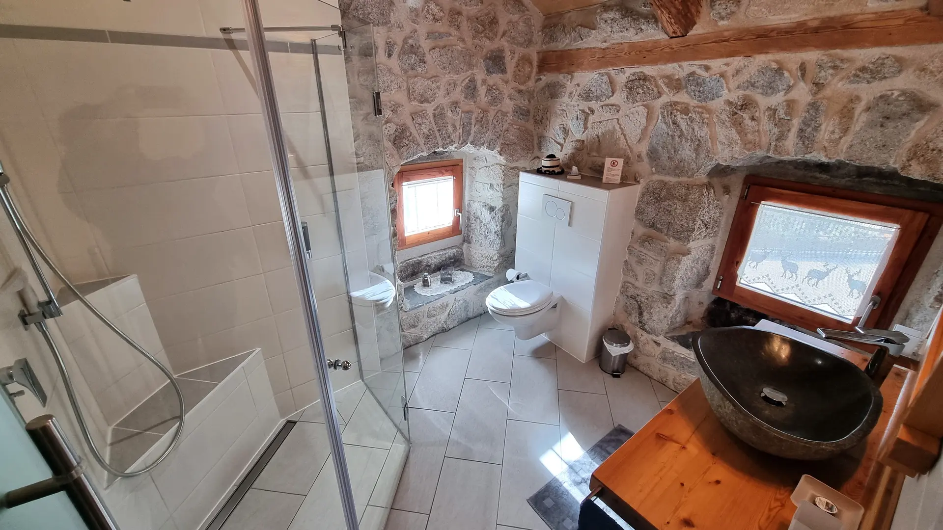 Salle d'eau de la chambre Tence