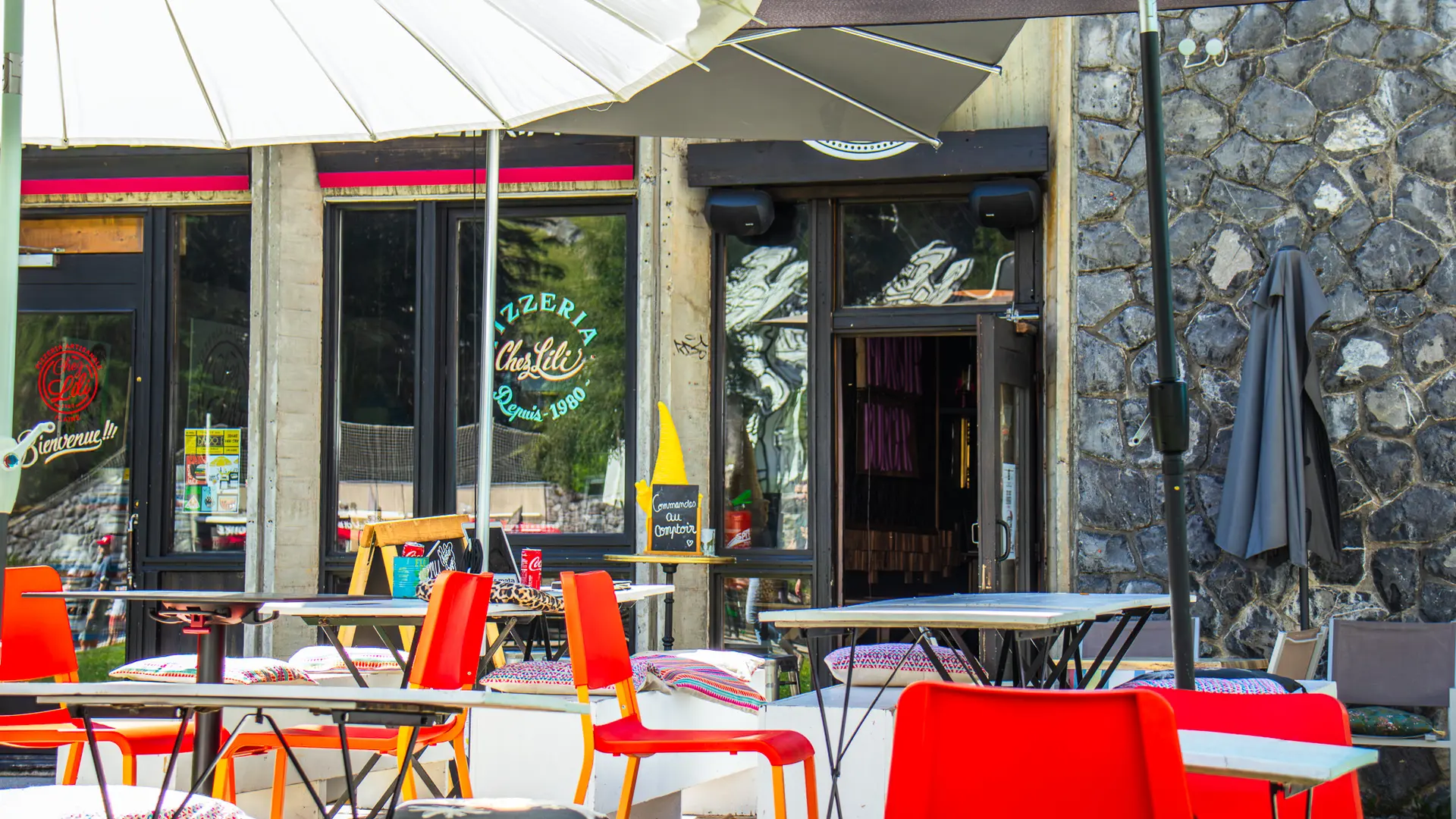 Front of the restaurant with its outdoor terrace