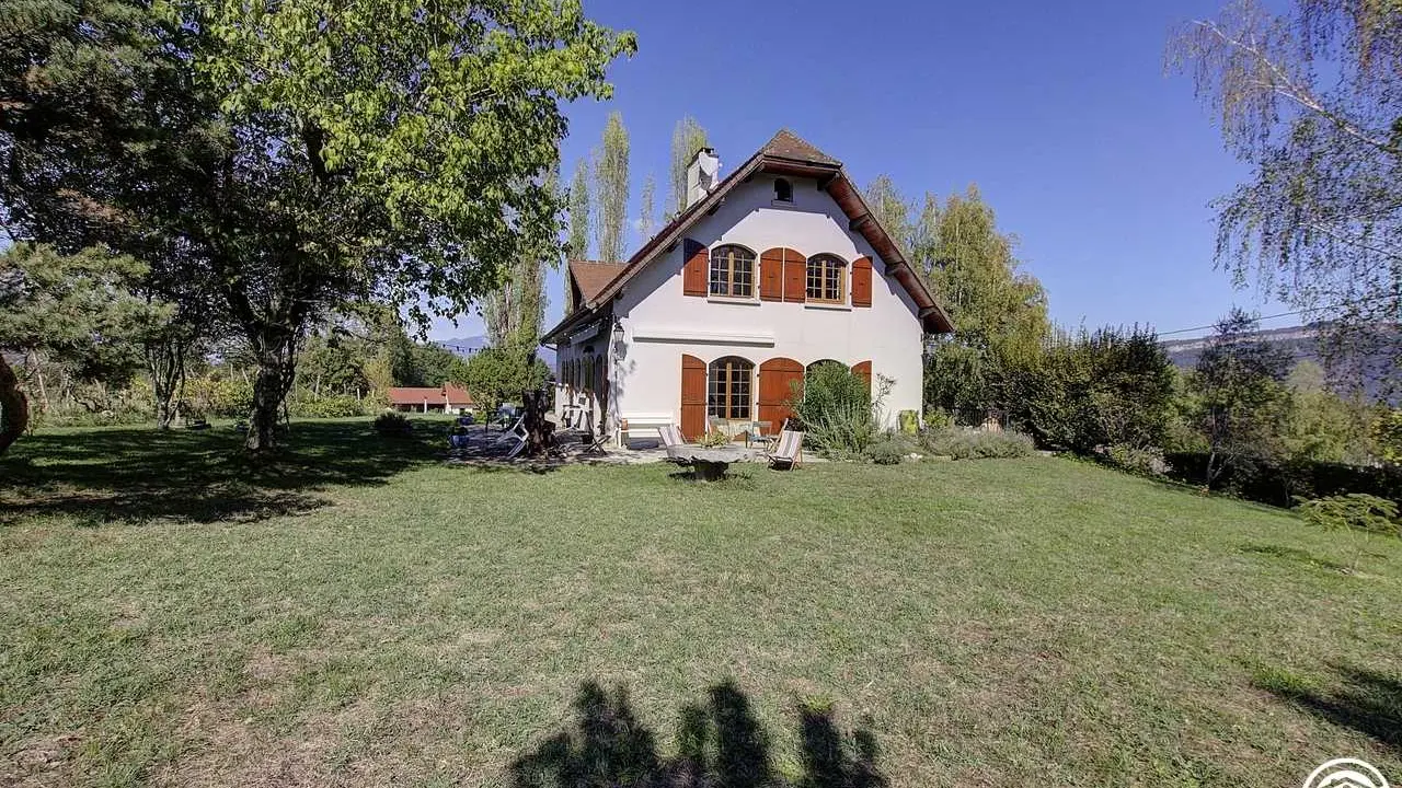 Une maison indépendante avec un parc.