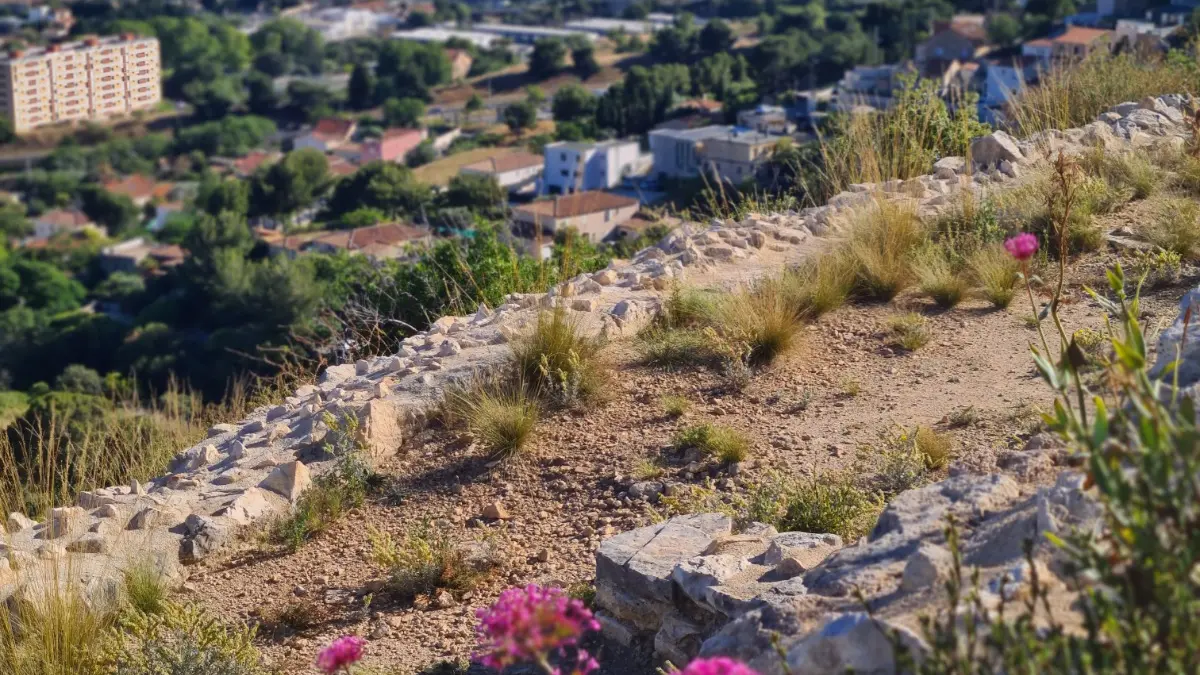 murs en pierres seches et vue