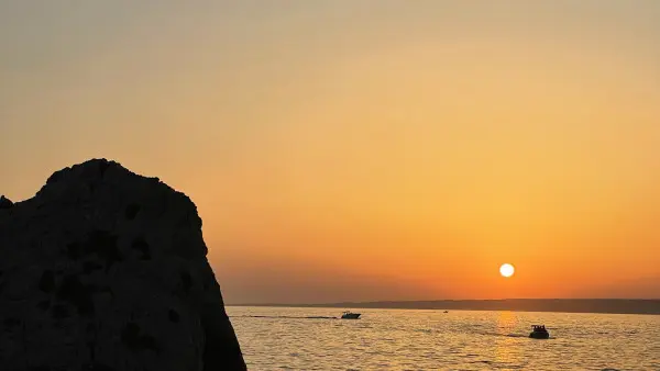 Croisière à la voile sur les îles du Frioul au soleil couchant