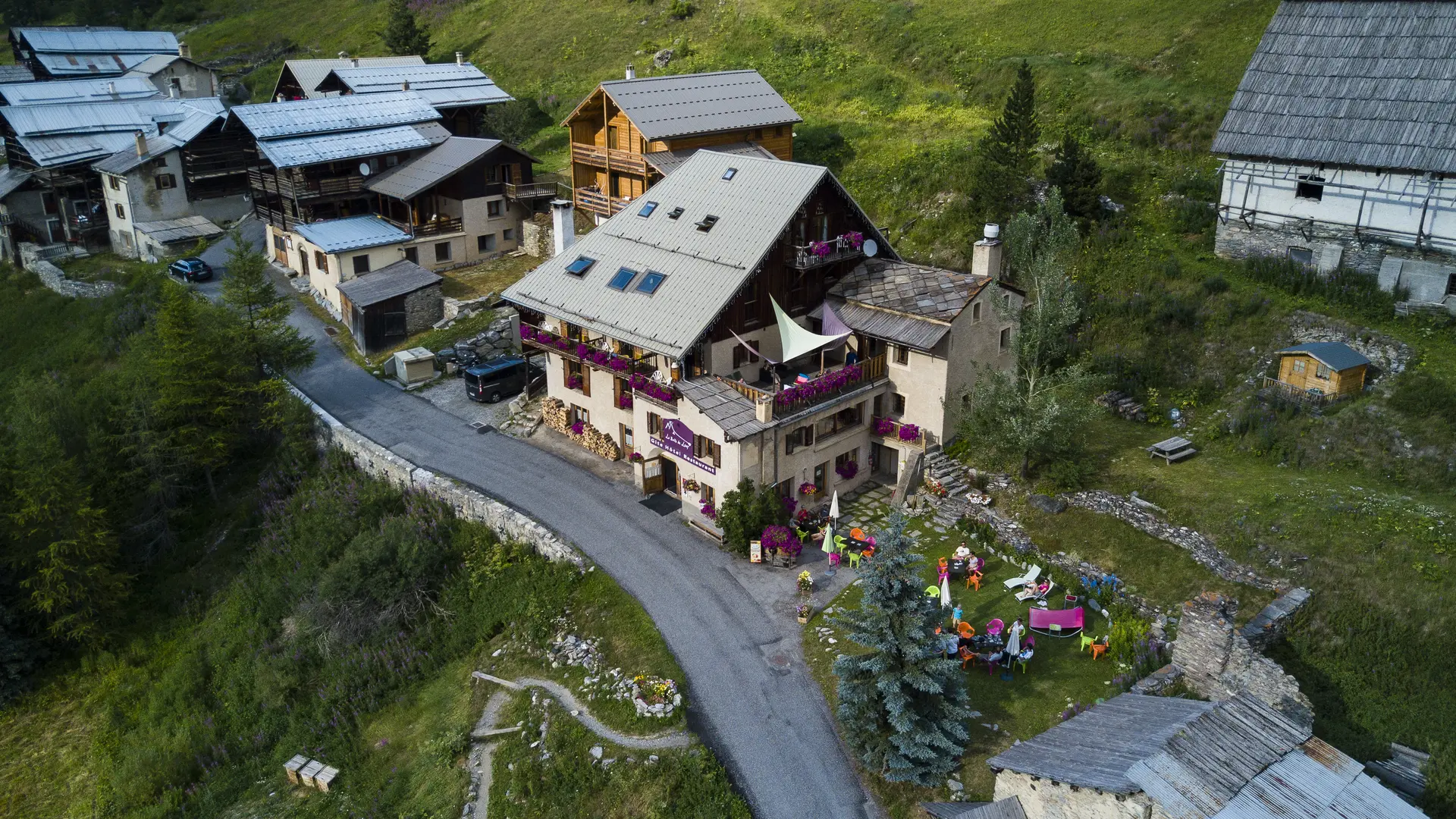 Vue générale du chalet l'été