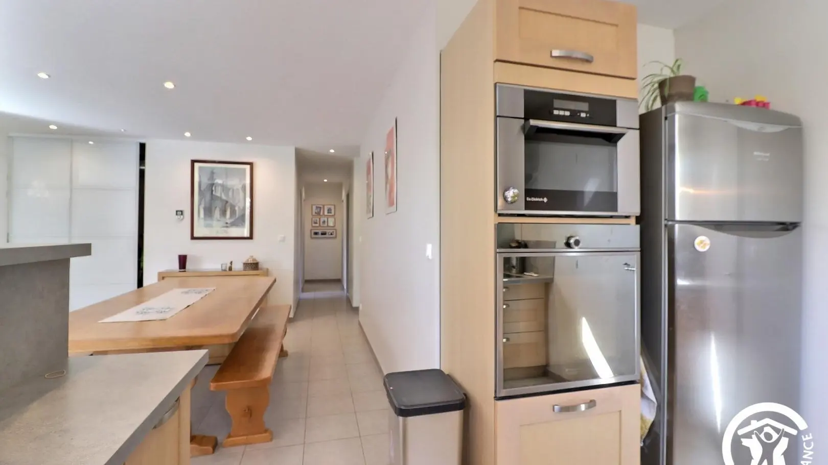 cuisine aménagée: four, micro-ondes, frigo et freezer