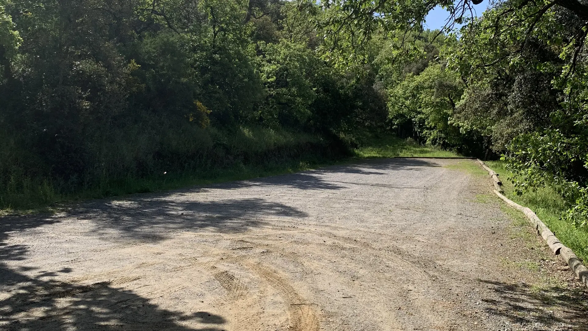 Places de stationnement derrière le cimetière
