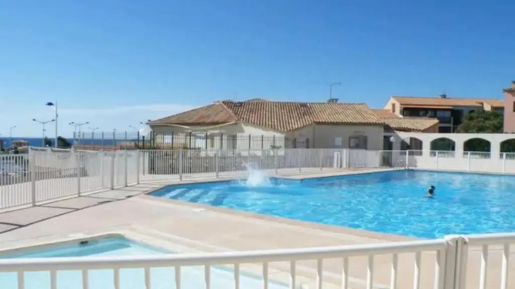 Piscine de la résidence du 15/06 au 30/08.