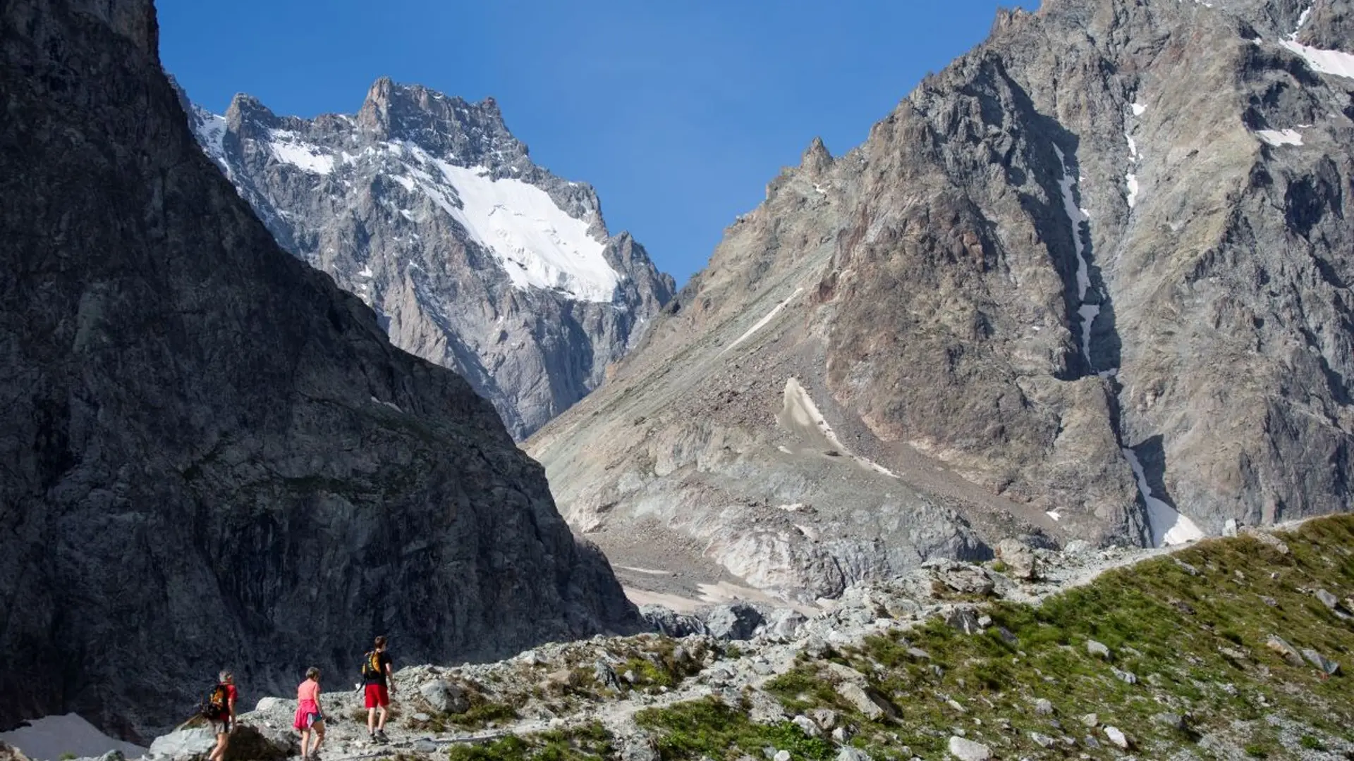 Randonneurs sur le sentier du Glacier Noir
