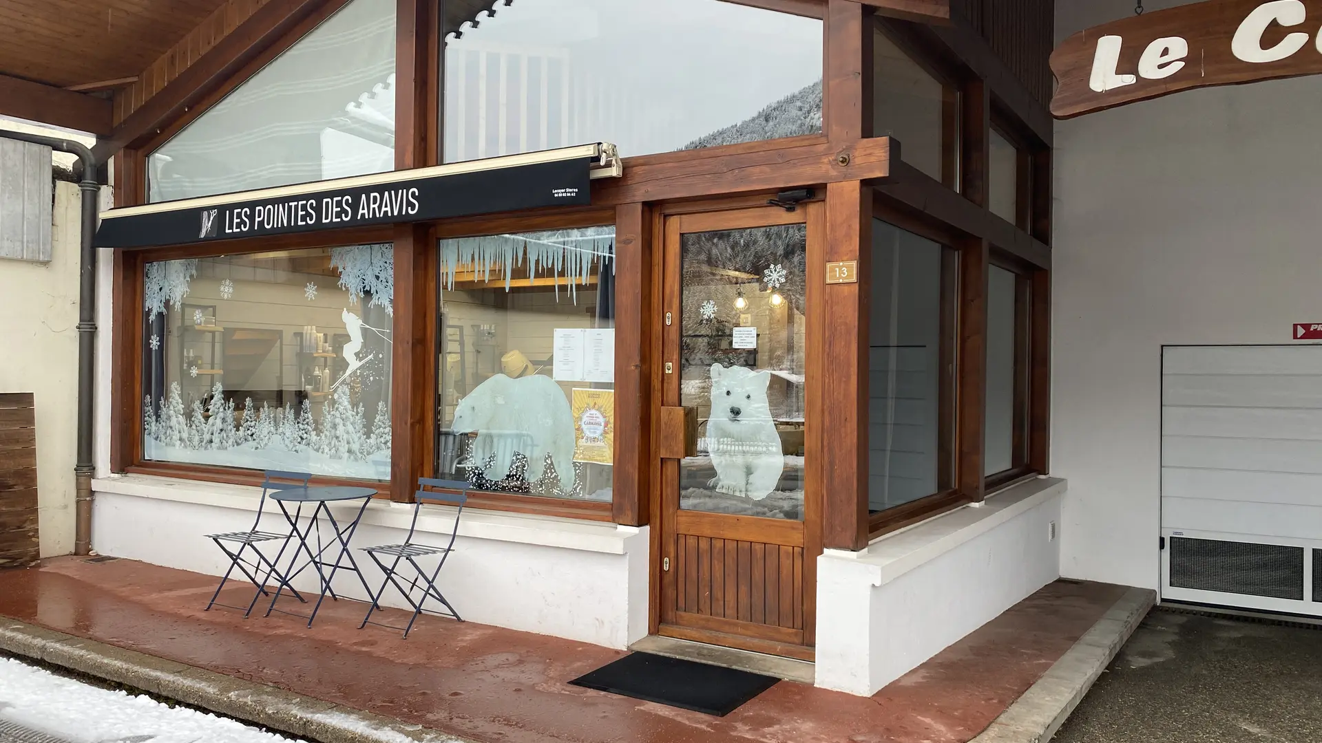 photo de la devanture du salon de coiffure