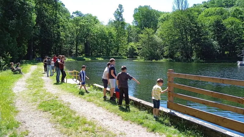 pêcheurs autour de l'étang