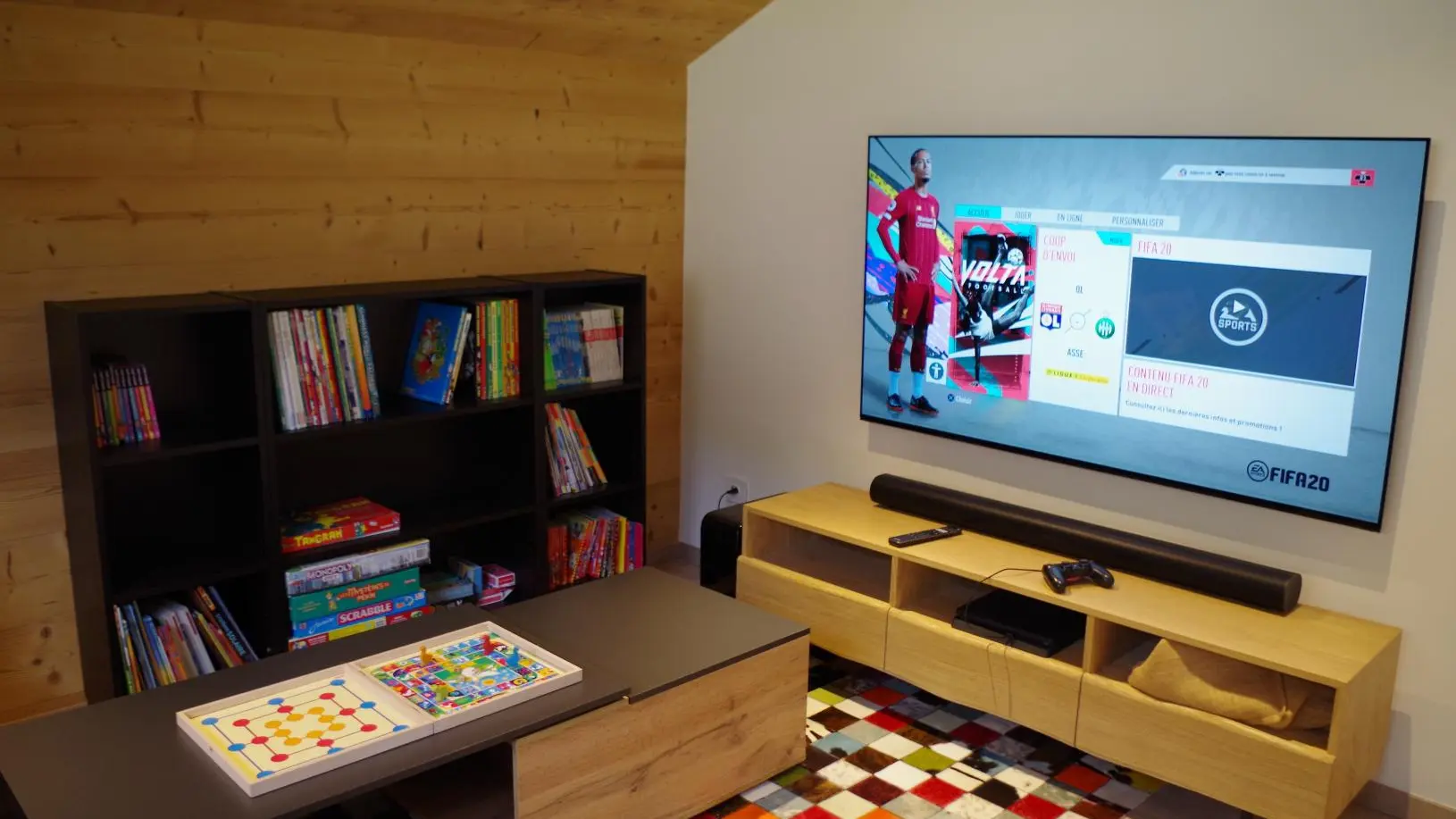 Salle TV : Console de jeux, BD, jeux de société