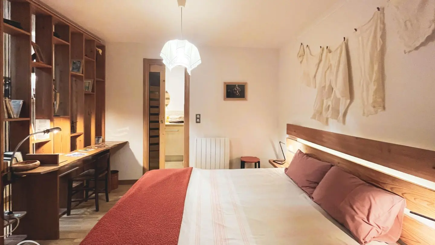 Une belle chambre de 13 m2 avec un bureau en poirier d'ébéniste