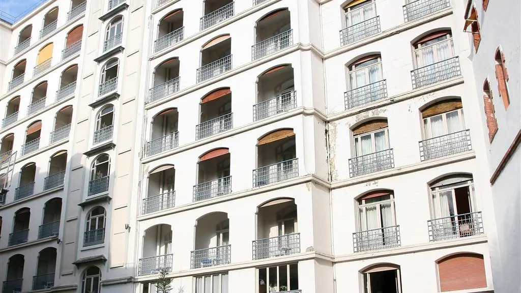 Façade et piscine