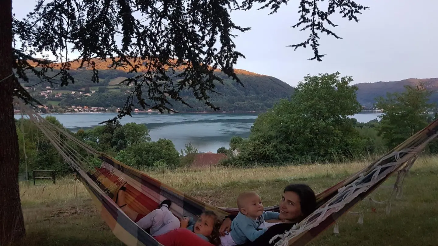 Hamac avec une jeune maman et ses 2 enfants