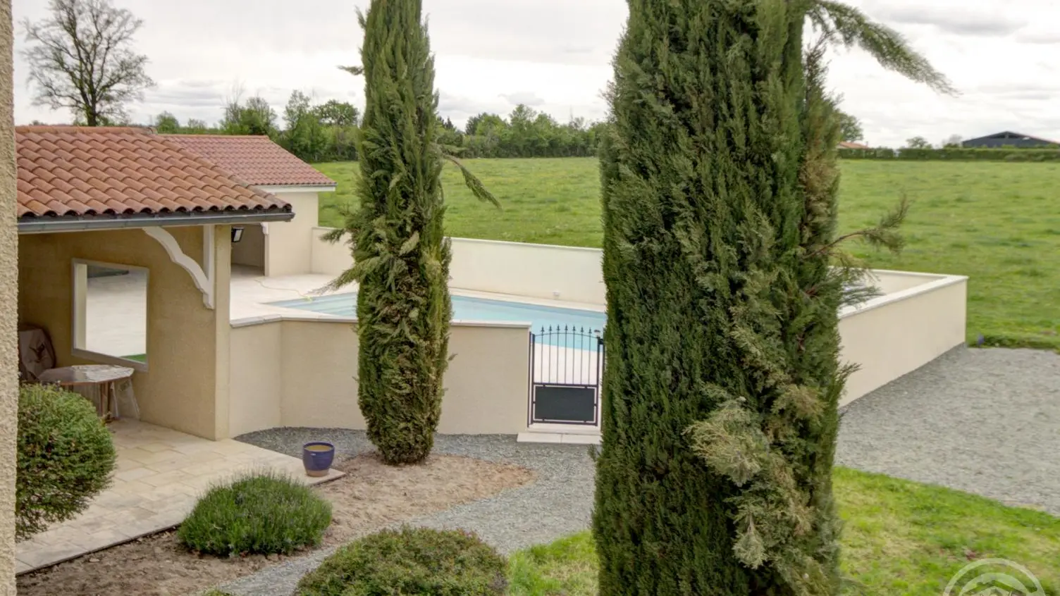 Piscine privative : bassin de 12x5 avec abri couvert, sur un espace clos de murs de 300 m² avec pool-house