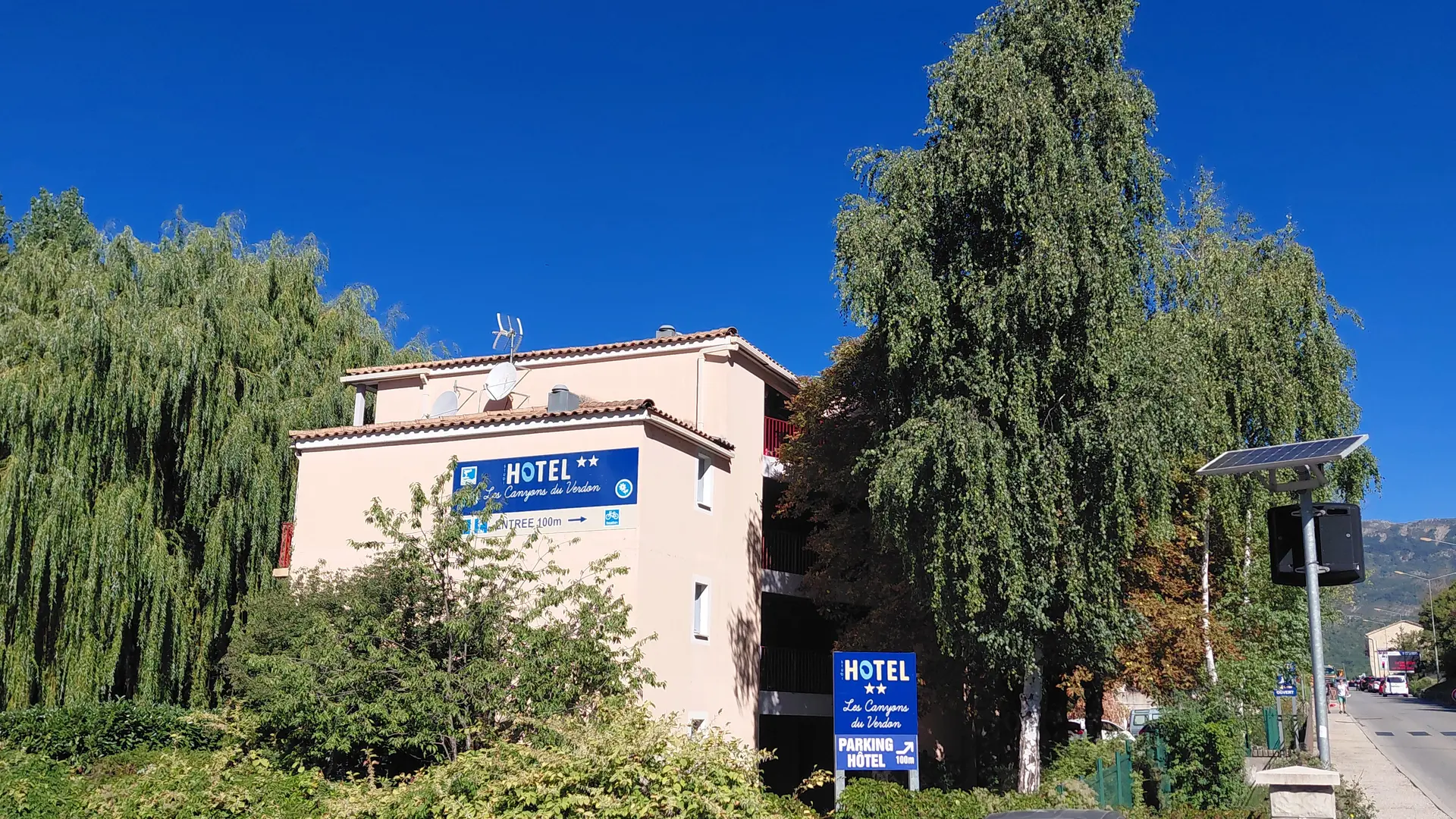 Extérieur côté route