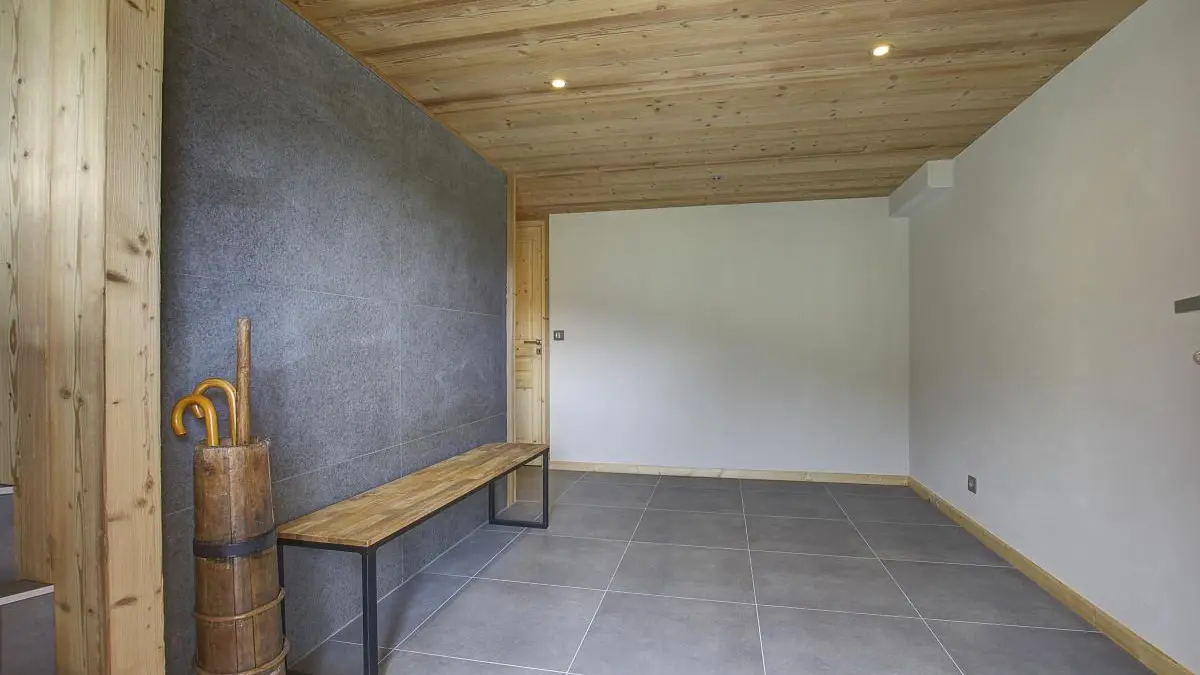 Accès par l'entrée du chalet  ou directement par la terrasse.