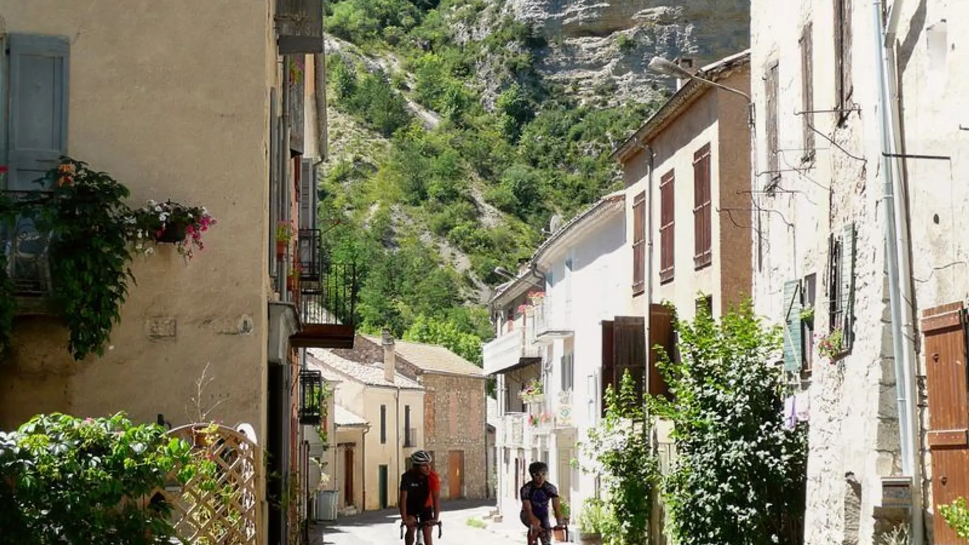 Nombreux hameaux et villages en chemin