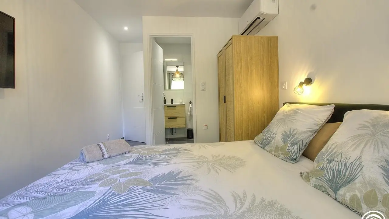 Accès à la salle d'eau par la chambre.