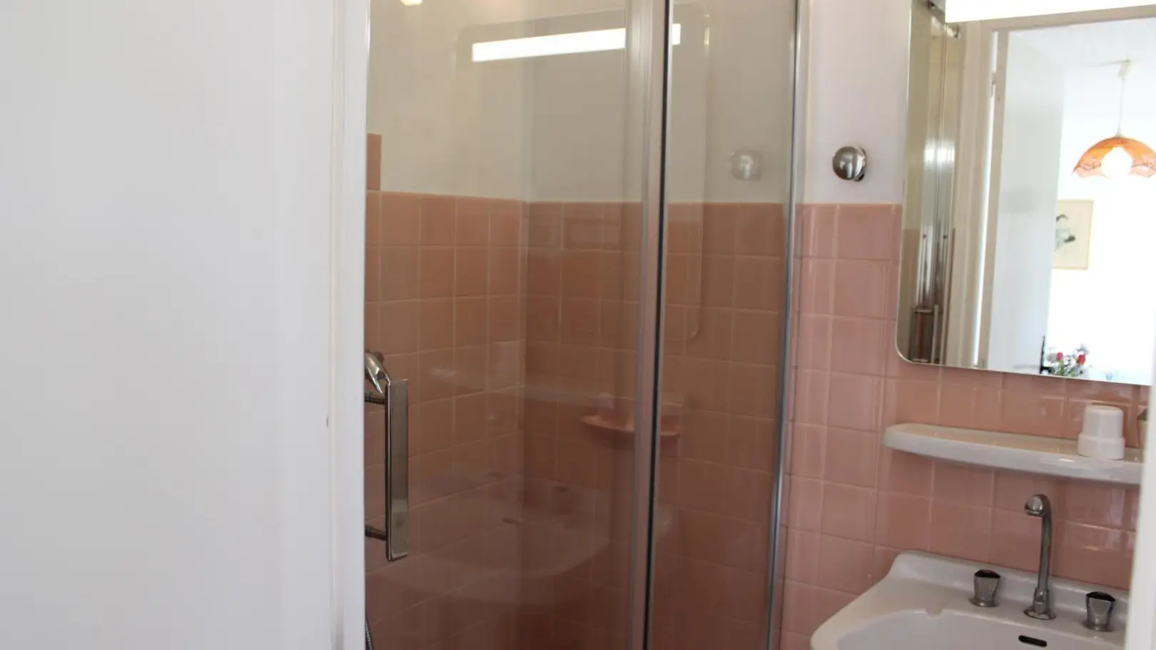 Gîte La Pairoulette - le cerisier - Douche -Vallauris- Gîtes de France Alpes-Maritimes
