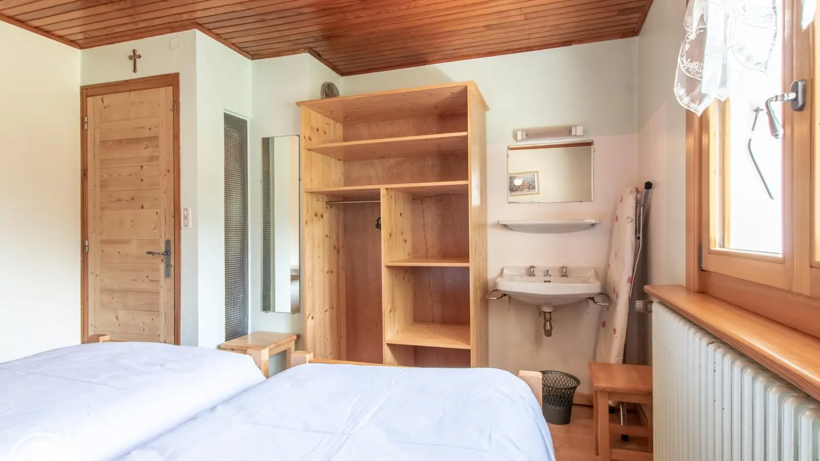 Rangements et lavabo privatif