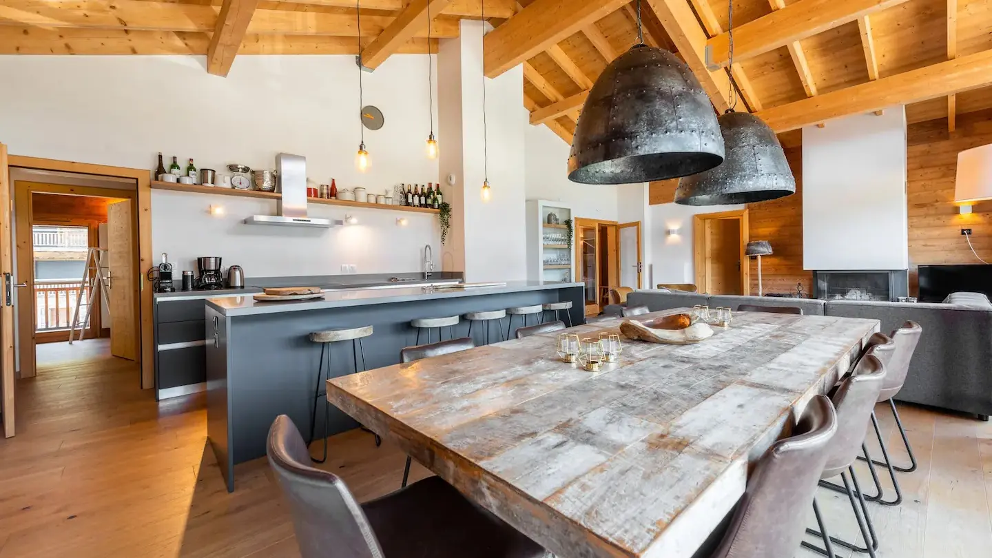 Espace salle à manger à côté de la cuisine ouverte