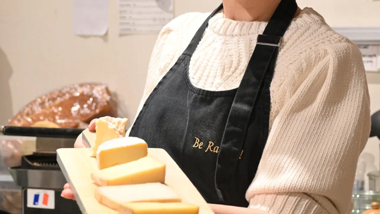Présentation de fromages artisanaux lors d’une expérience gastronomique à Nice.