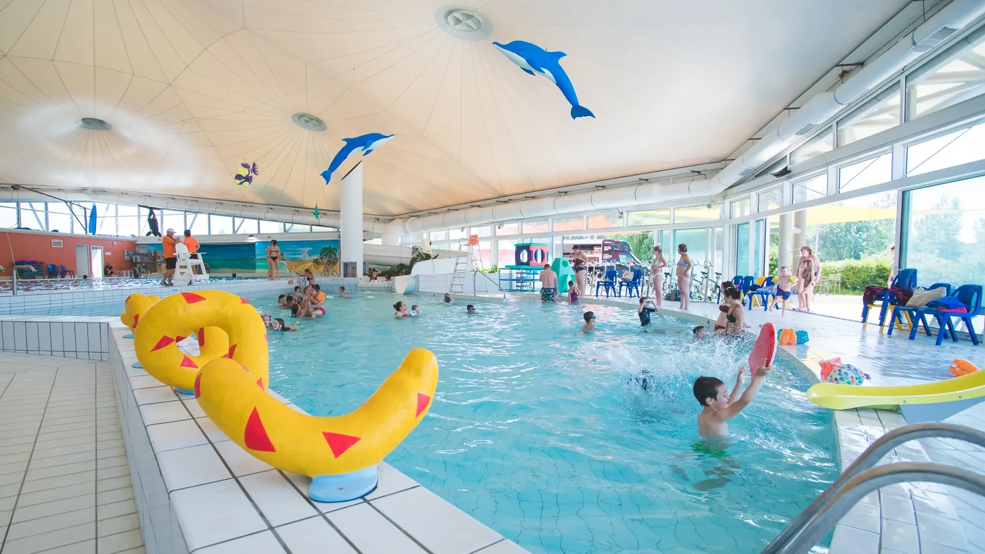 Un bassin intérieur du centre aquatique de Châtelaillon-Plage