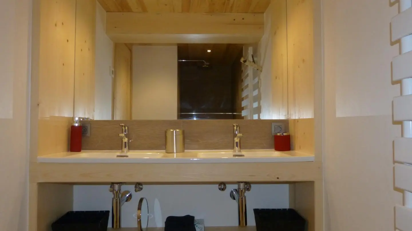 Salle de bain rez de chaussée au niveau du sauna