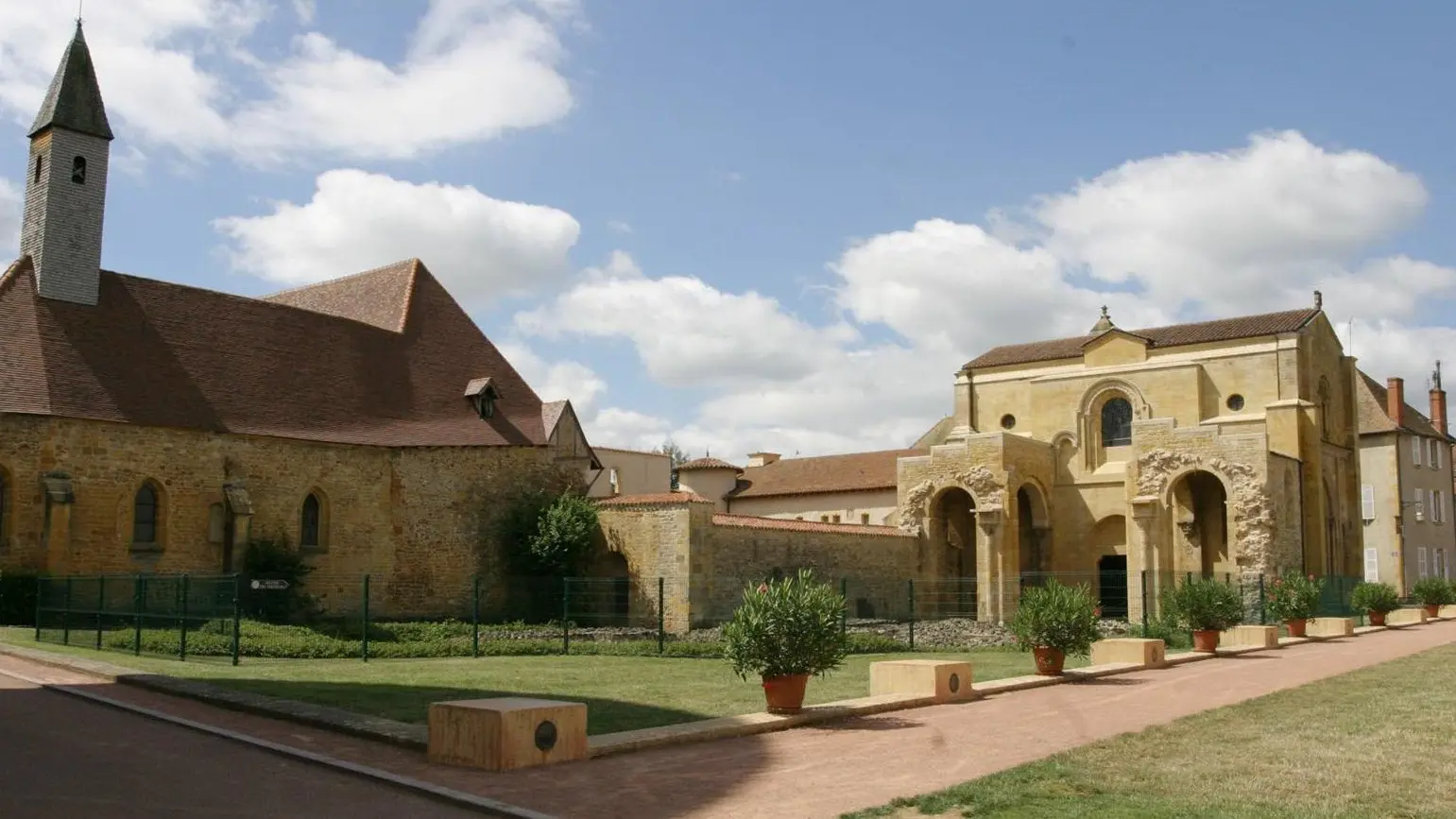 Abbaye bénédictine à Charlieu