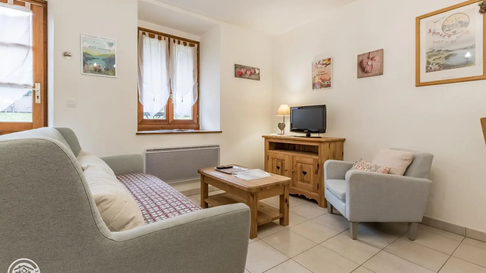 Coin salon, TV écran plat et fenêtre sur le jardin