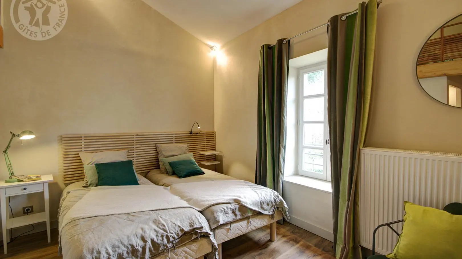 Chambre Chartreuse verte avec 2 lits 90 + une mezzanine ouverte pour accéder à 2 lits de 80 cm.
