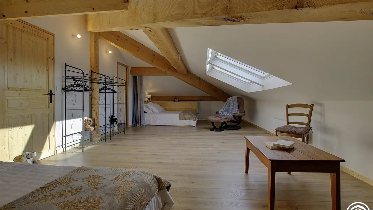 La deuxième grande chambre est composée de deux lits double en 160*200. Ces espaces nuits sont équipés s?occultant pour chaque lit.