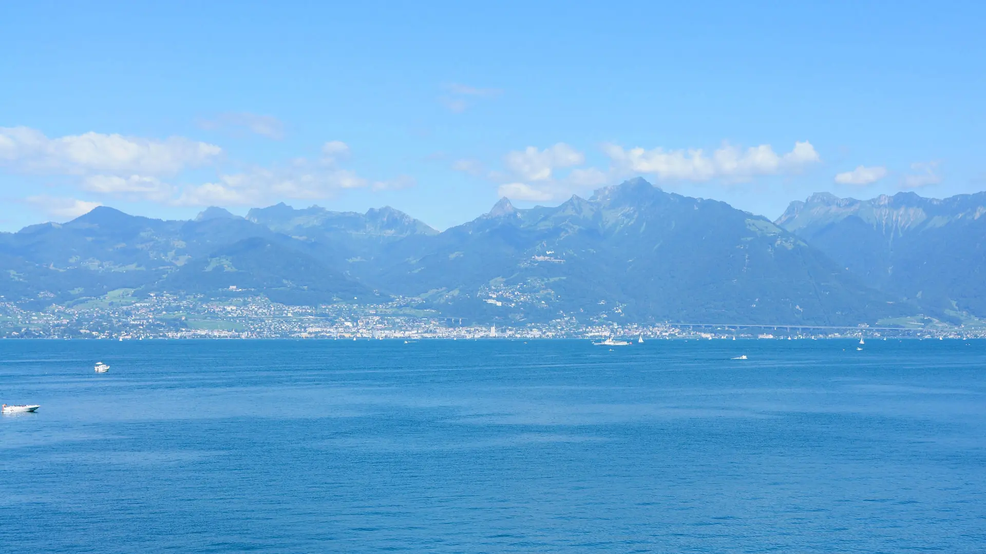 Le bleu du lac Léman et les montagnes côté Suisse