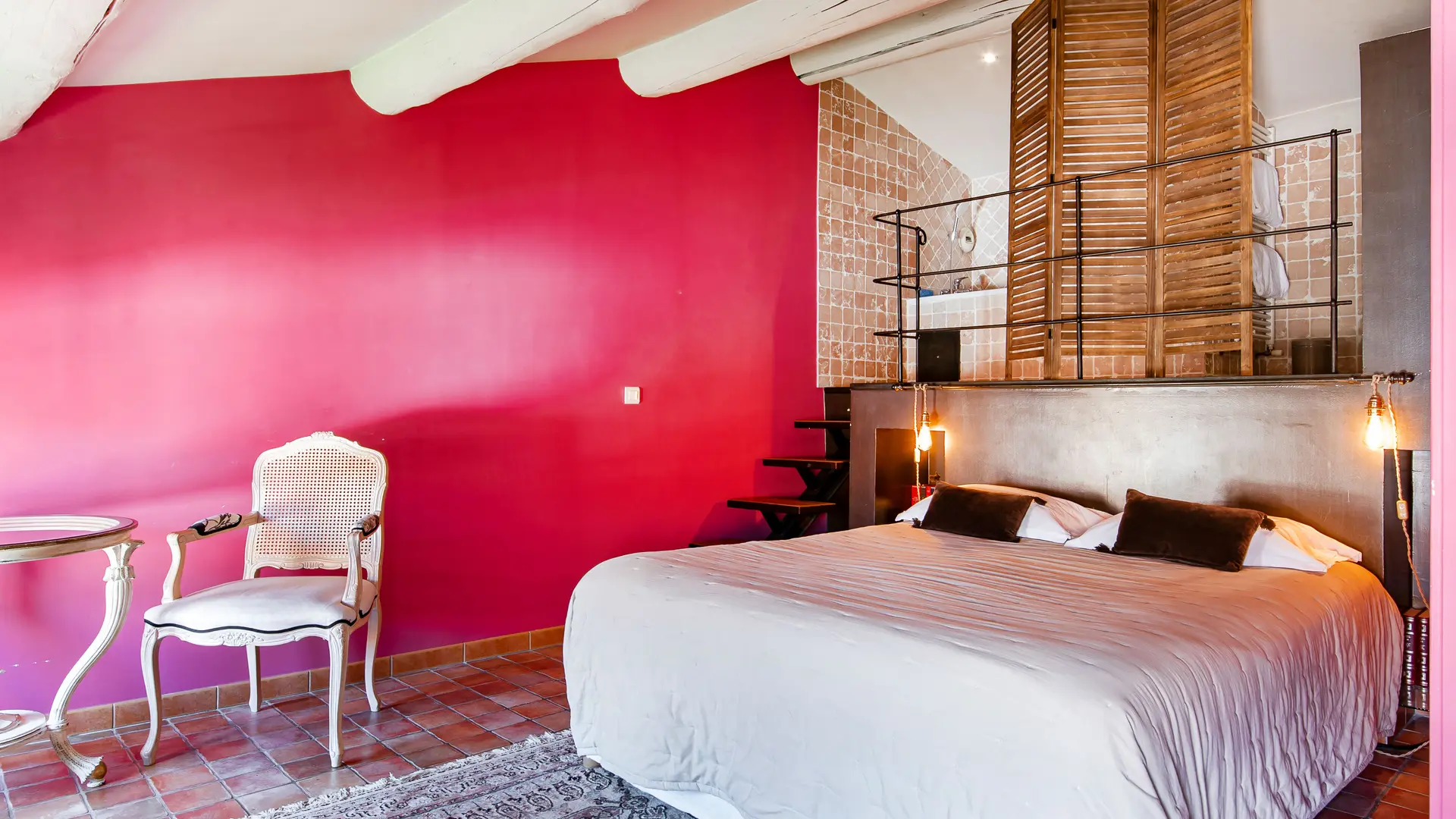 Chambre rouge rose poutres apparentes