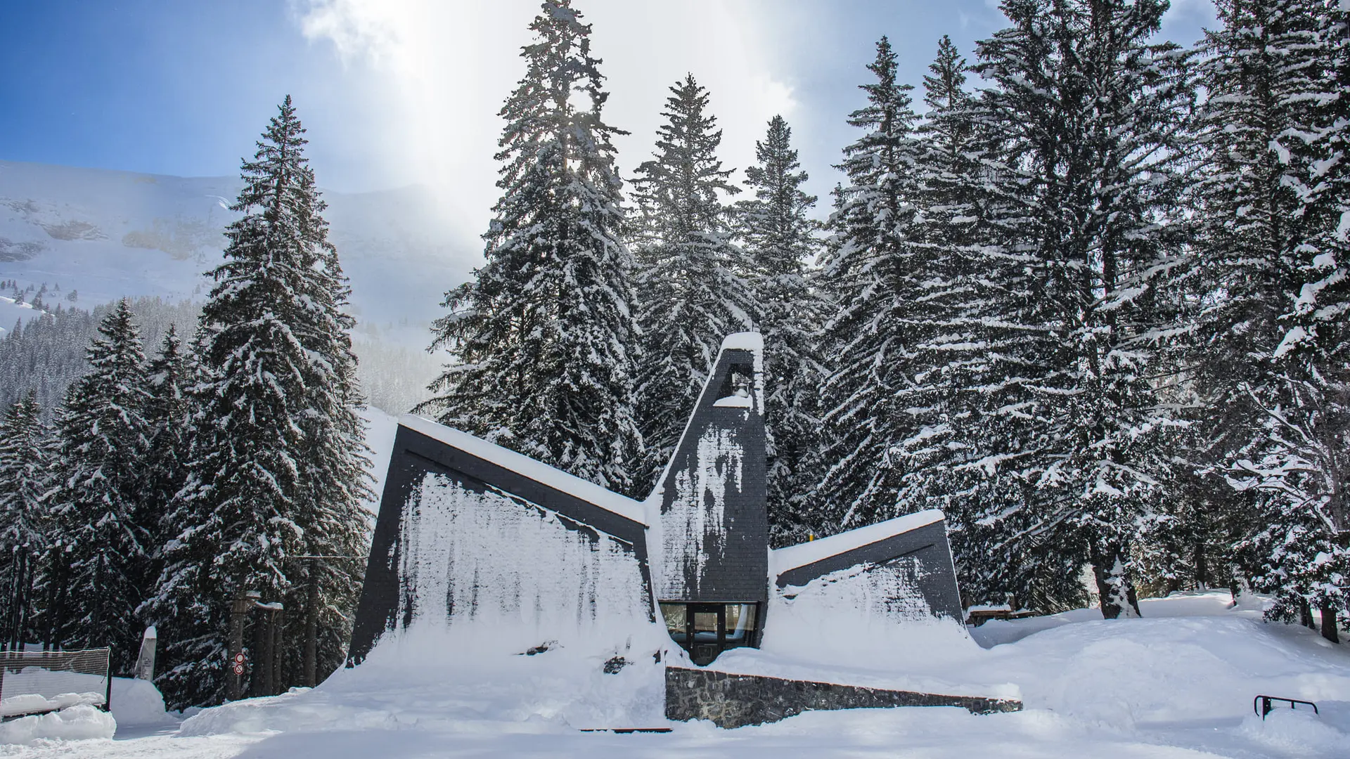 Chapelle Œcuménique à Flaine Forum en Hiver (vue devant)