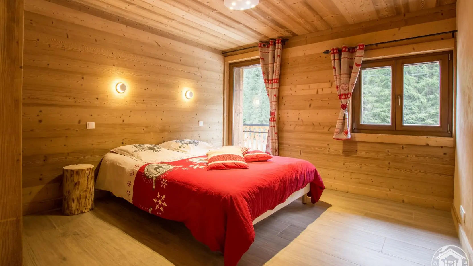 Chambre 2 au rez-de-chaussée avec 1 lit 2 personnes, salle d'eau