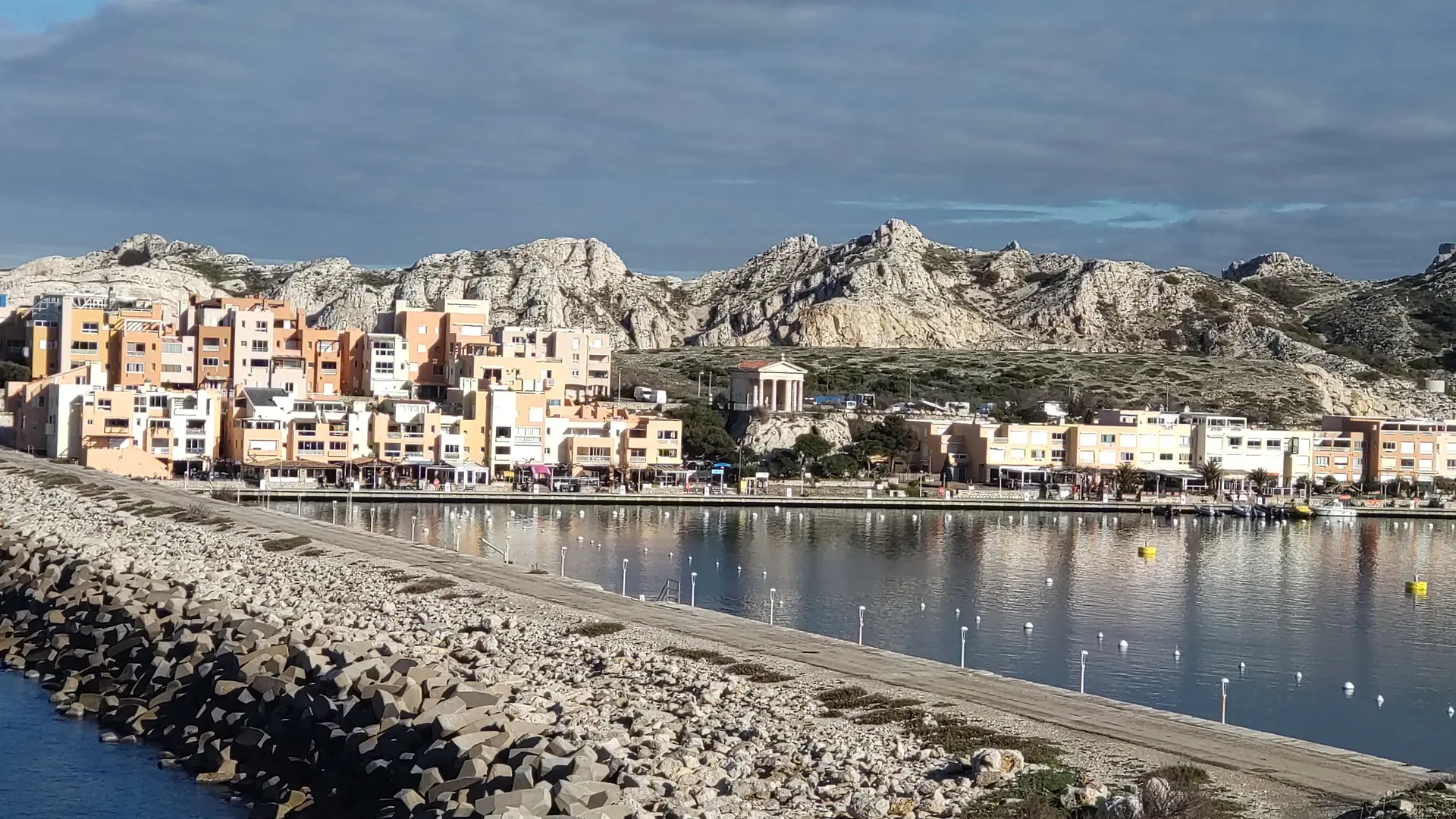 Port et habitations au Frioul