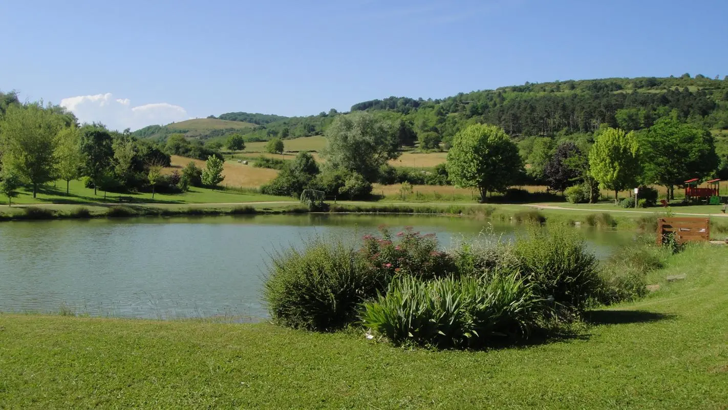 A 250m du gîte, une aire de détente dans un écrin de verdure, avec jeux enfants et city park.