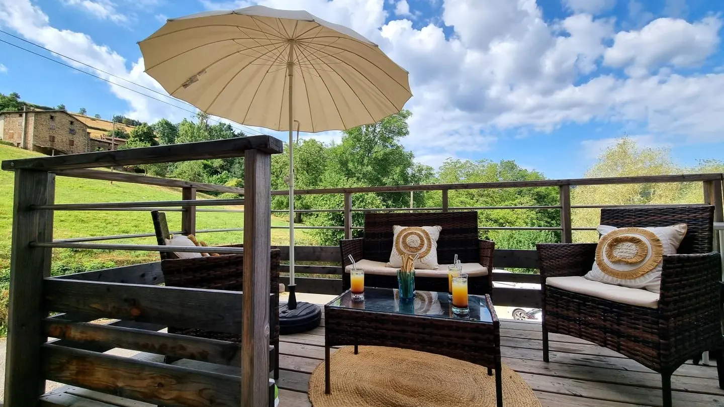 Terrasse attenante à la pièce à vivre du gîte.