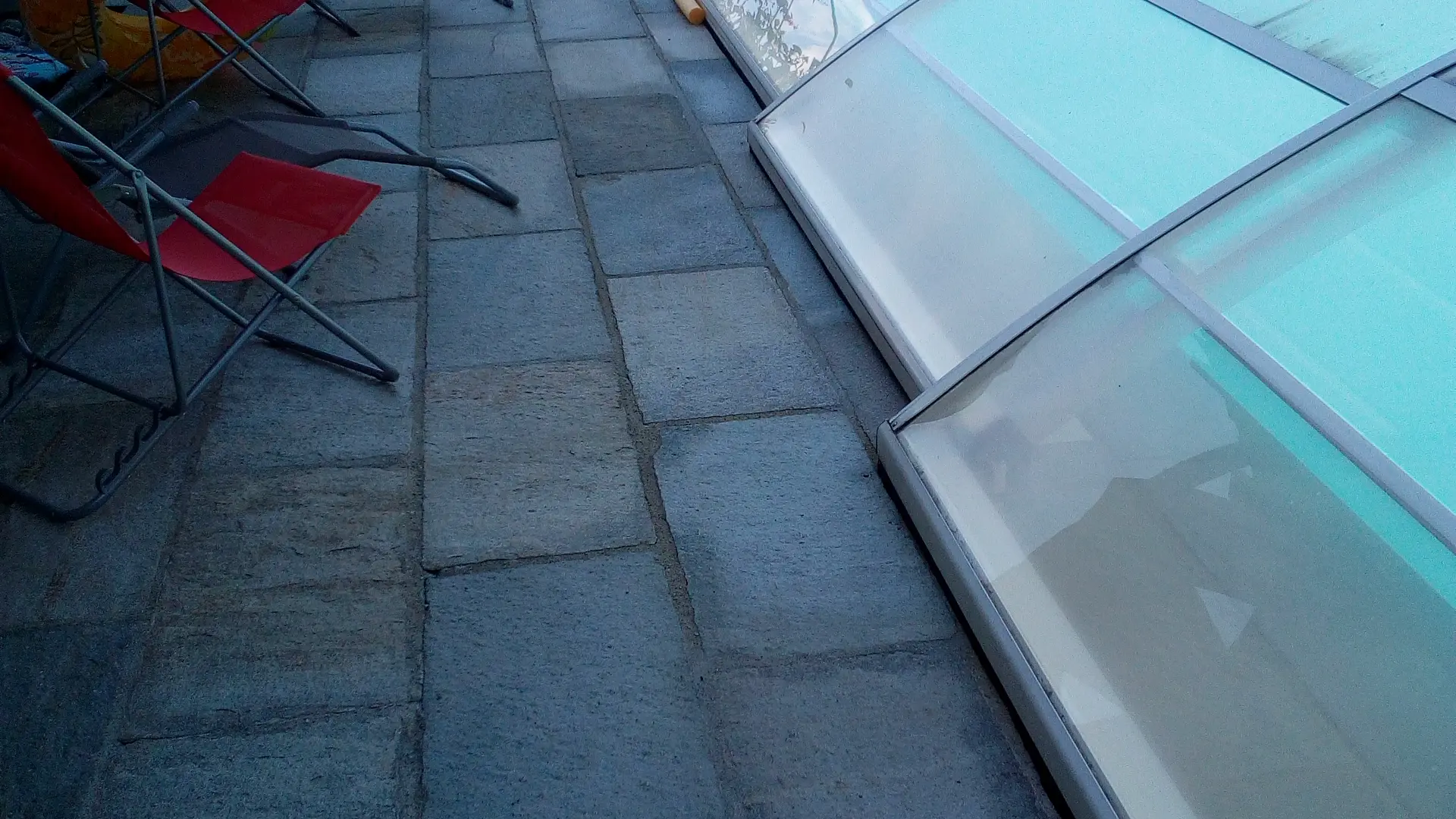 Cheminement menant à la piscine depuis l'entrée du gîte