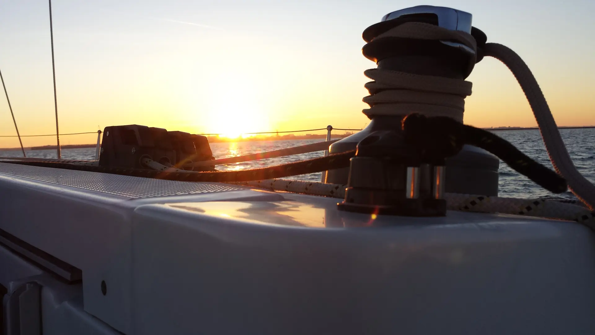 lever de soleil en croisière avec envol à voile