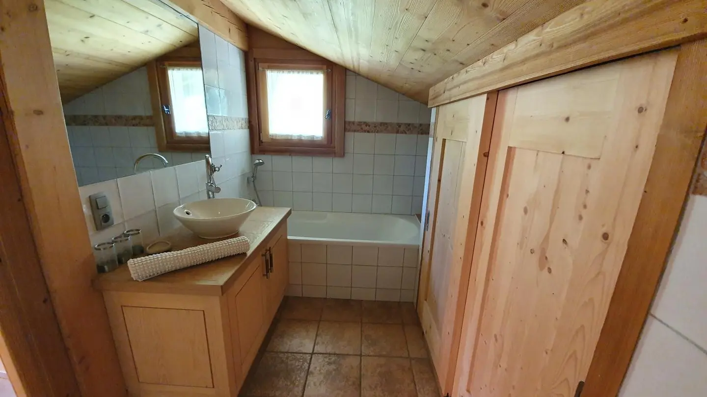 Salle da bain à l'étage avec baignoire