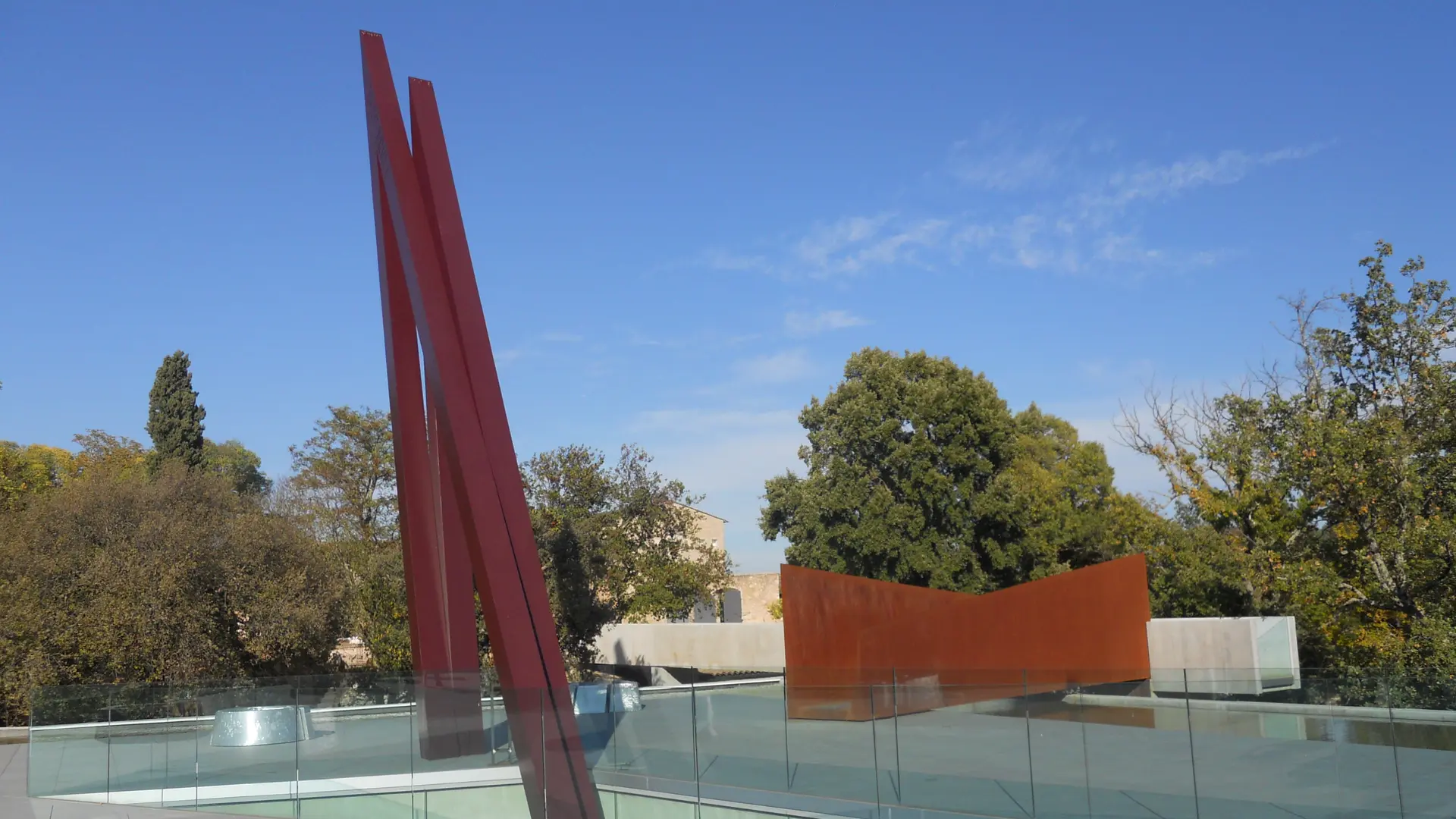 2 angles - oeuvres de Bernar Venet exposées sur le toit de la galerie